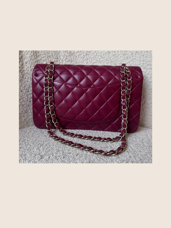 Chanel Medium burgundy flap lambskin with CGHW - Excellent Condition