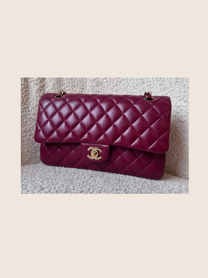 Chanel Medium burgundy flap lambskin with CGHW - Excellent Condition