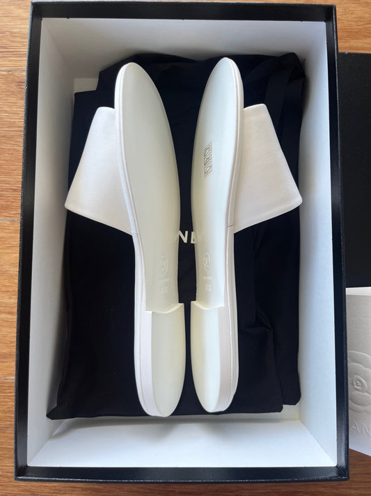 CHANEL SLIDES - WHITE 37.5 image 1