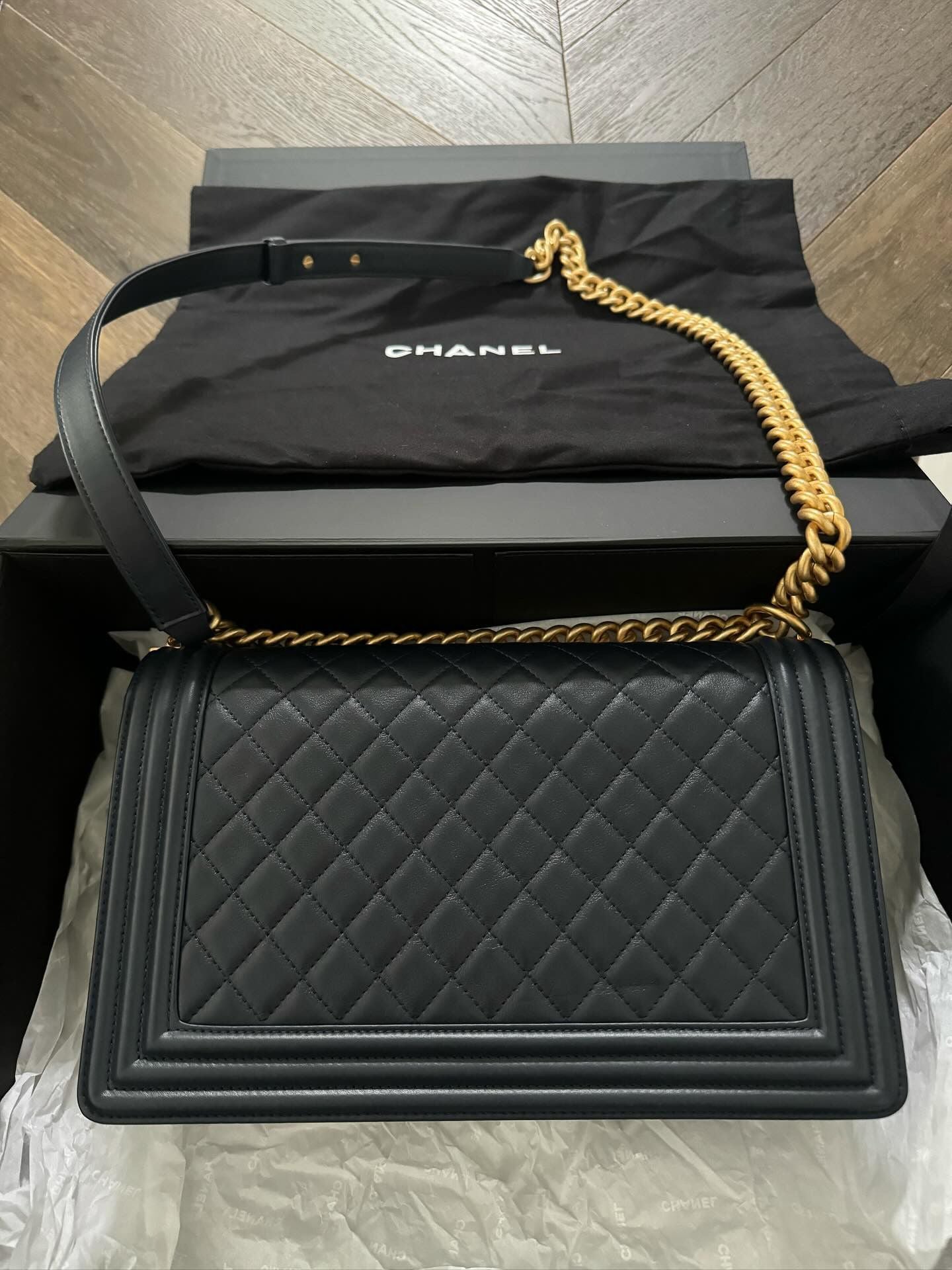 CHANEL MEDIUM BOY BAG - LIKE NEW FULL SET