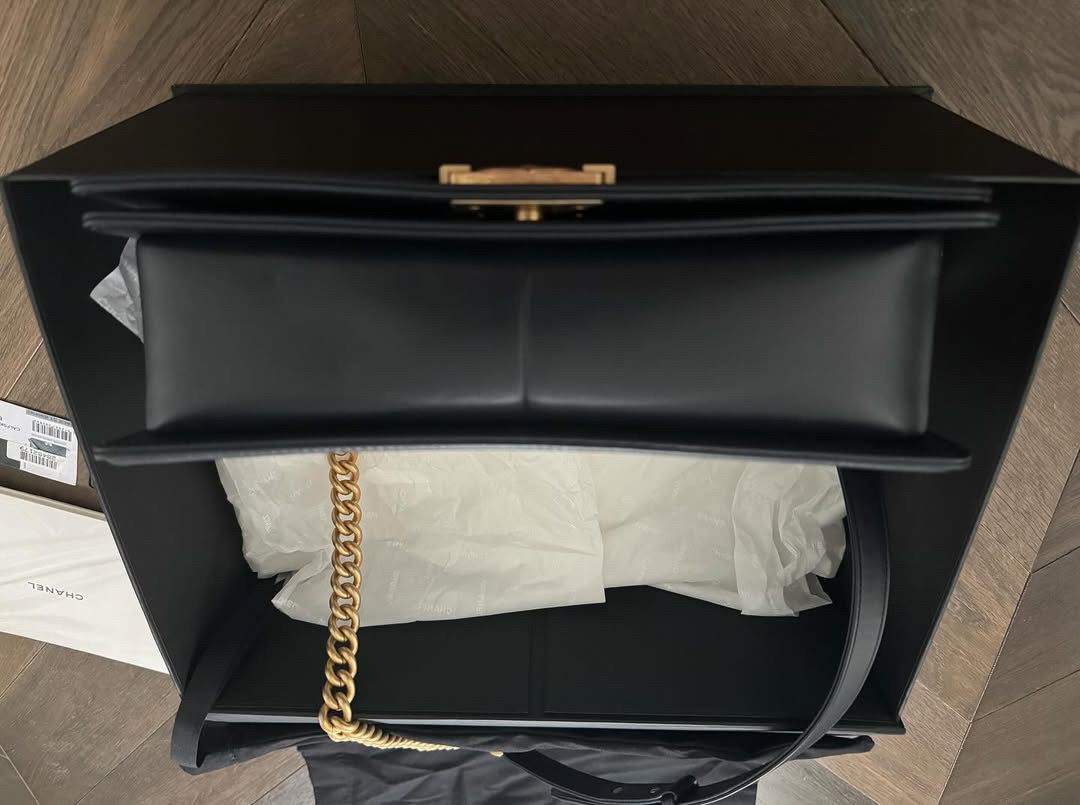 CHANEL MEDIUM BOY BAG - LIKE NEW FULL SET