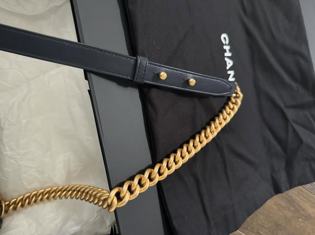 CHANEL MEDIUM BOY BAG - LIKE NEW FULL SET