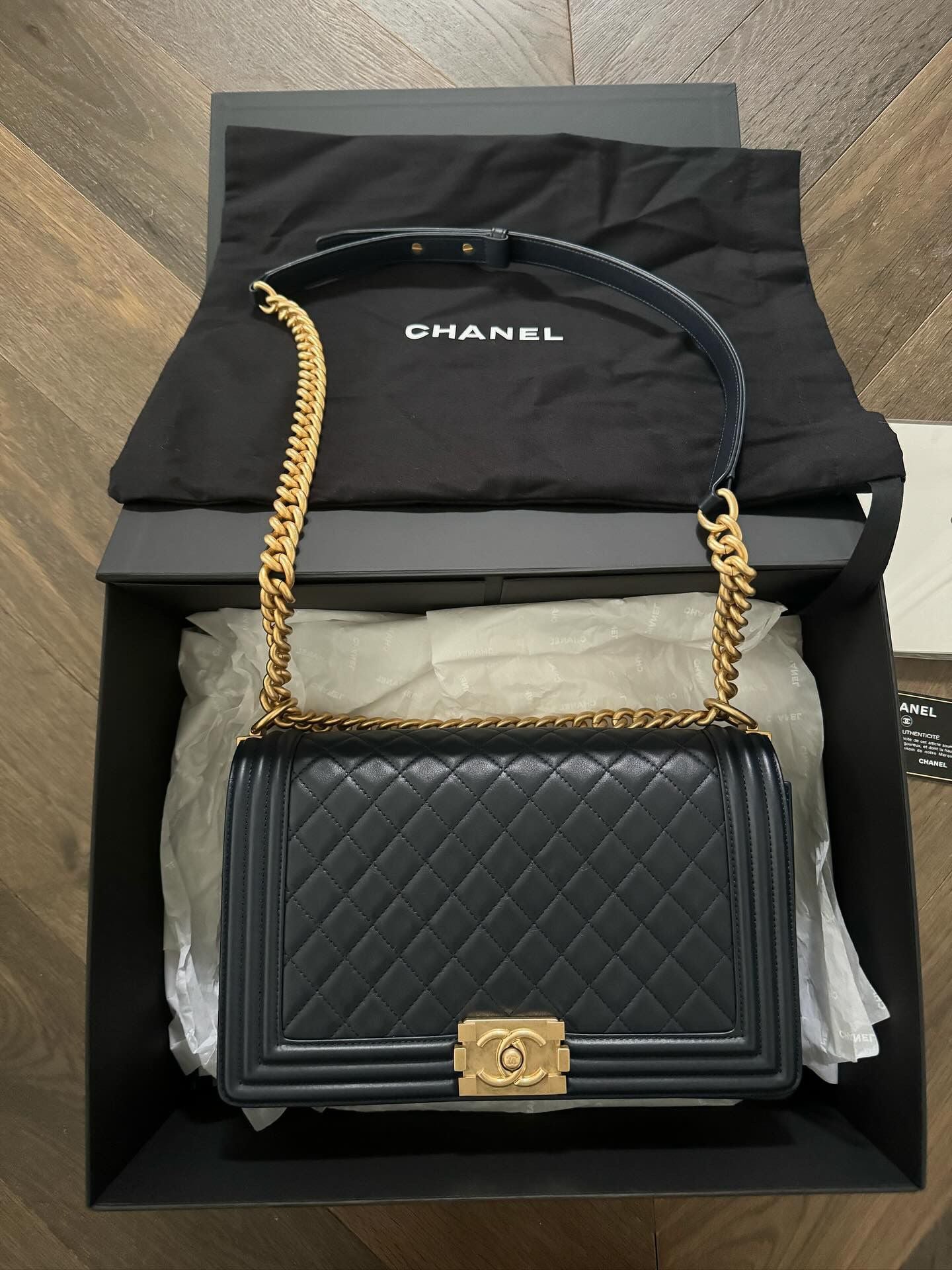 CHANEL MEDIUM BOY BAG - LIKE NEW FULL SET