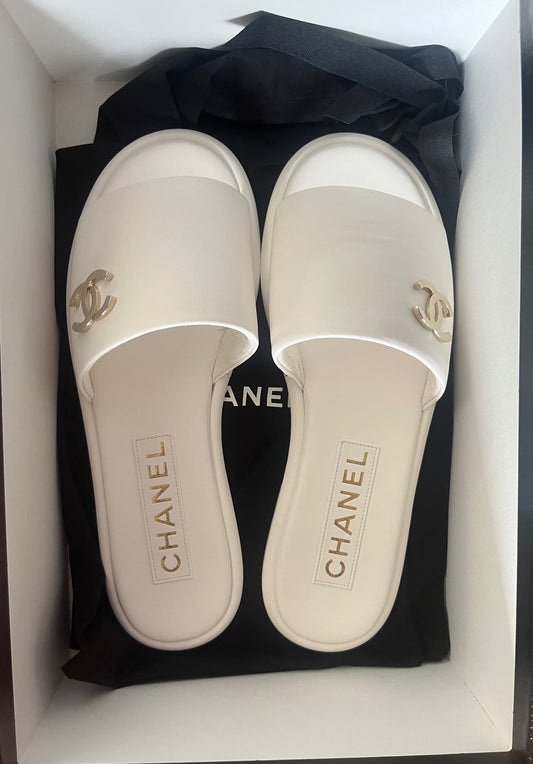 CHANEL SLIDES - WHITE 37.5 image 0
